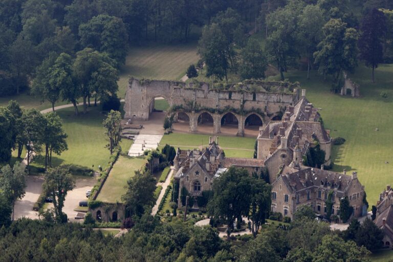 Abbaye des Vaux-de-Cernay : histoire, visite et communauté