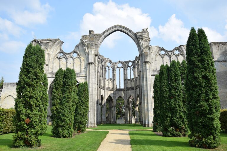 Abbaye Notre-Dame d’Ourscamp : histoire, visite et communauté