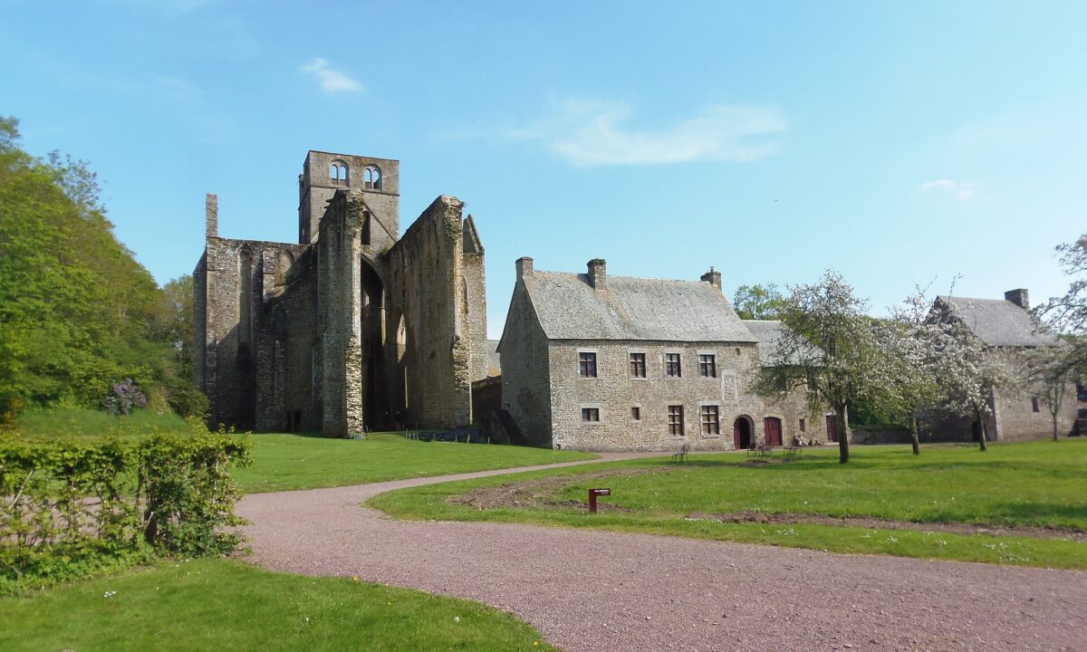 Abbaye Notre-Dame de Hambye : histoire, visite et communauté