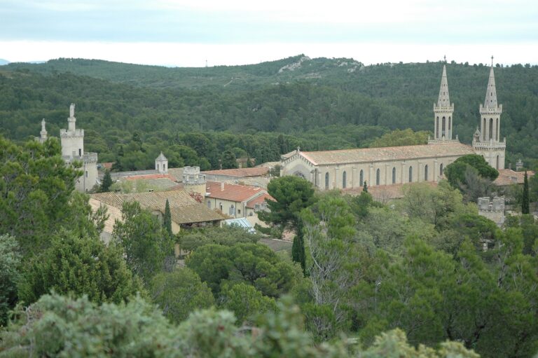 Abbaye Saint-Michel de Frigolet : histoire, visite et communauté