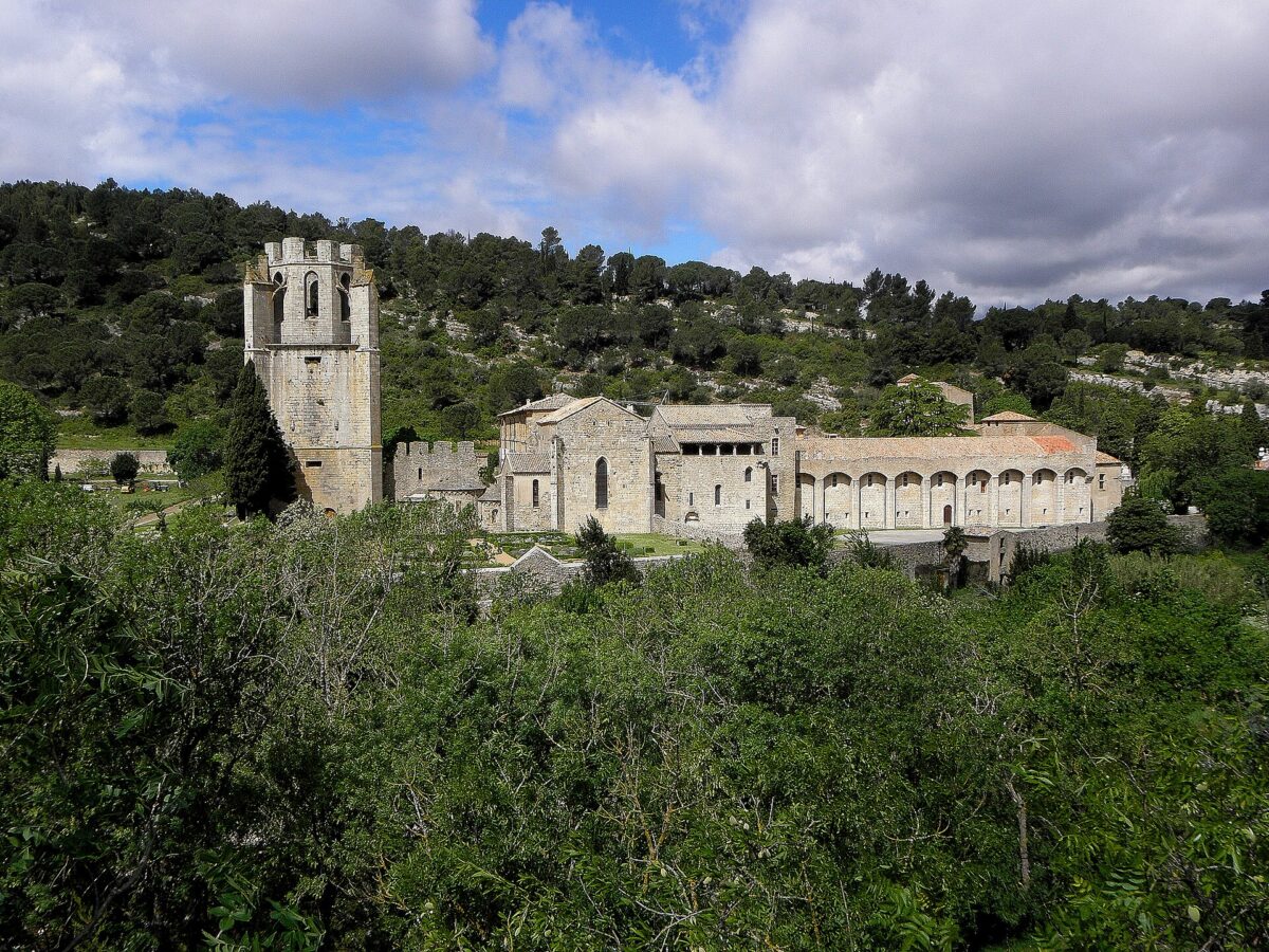 Abbaye Sainte-Marie de Lagrasse : histoire, visite et communauté